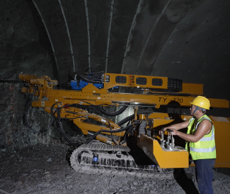 QUASAN TY-320 Horizontal Crawler Drilling Rig Supports Changbanpo Tunnel Construction in Xiangyi Expressway Project